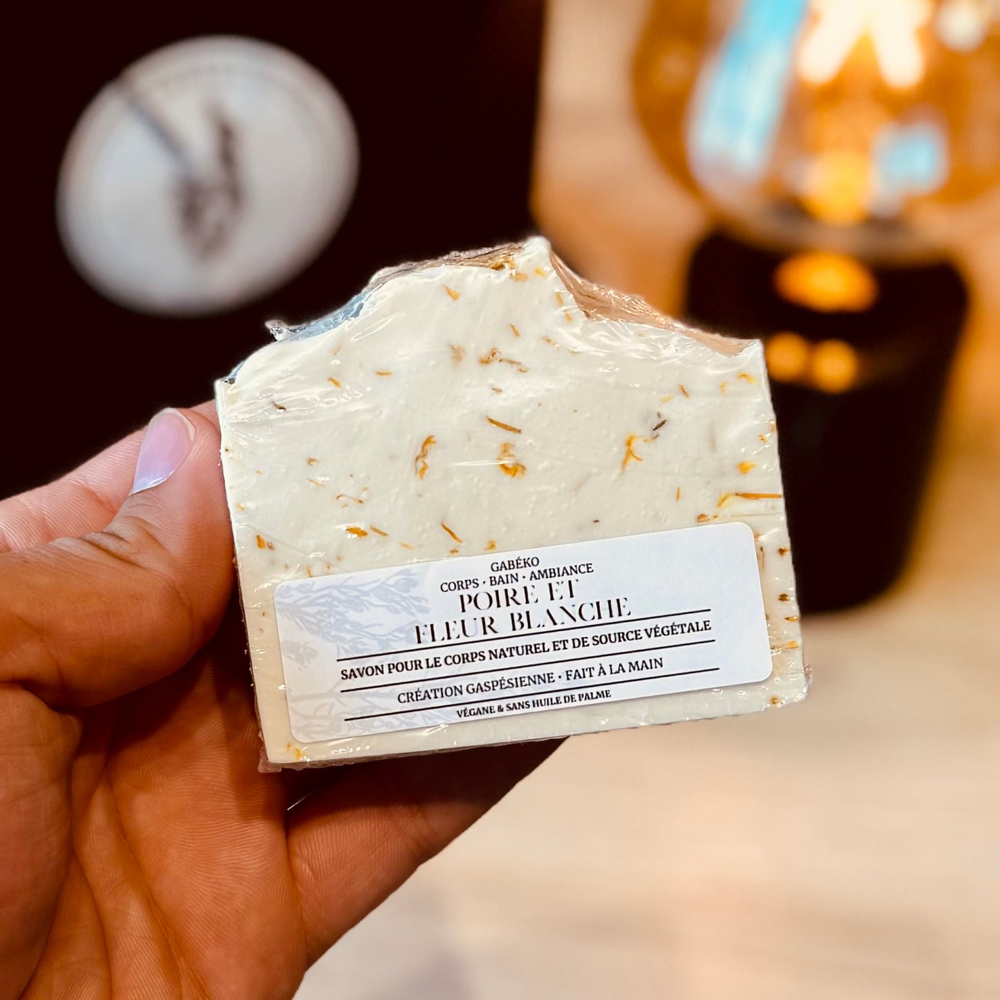 POIRE ET FLEUR BLANCHE - Savon en Barre Naturel et Végane pour le Corps à l’Argile Blanche
